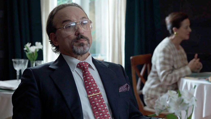 Vincent Pérez es León Renaud