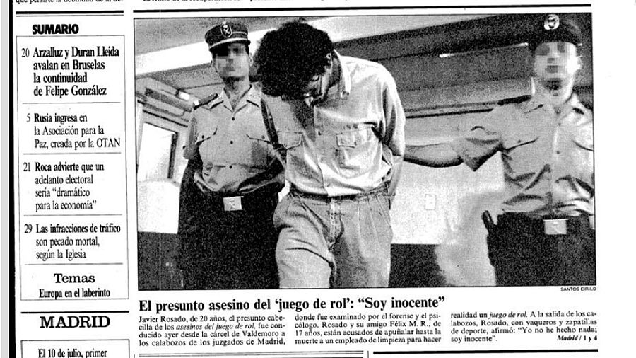 En la portada de un periódico, un hombre joven con el pelo rizado y camisa clara, identificado como el presunto asesino de un caso, es escoltado por dos agentes. El titular principal resalta su declaración de inocencia.