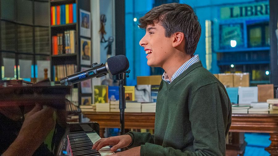 Gonzalo Pinillos canta "Érase una vez (Once upon a time)" en la librería 'La Mistral'
