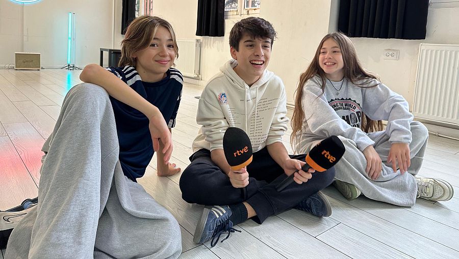Álex Garrido, Gonzalo Pinillos y Daniela Valladolid
