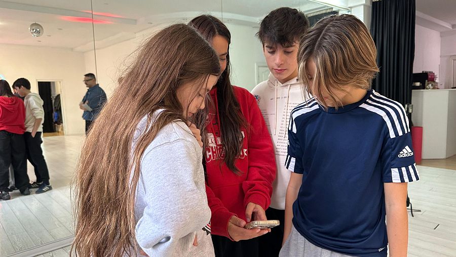 La coreógrafa Mónica Peña con los chicos durante el último ensayo