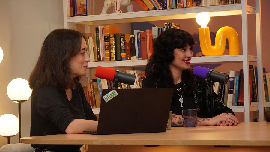 Alba Leiva, a la izquierda, y Claudia Pradas, a la derecha, en el último episodio de 'Literal'.