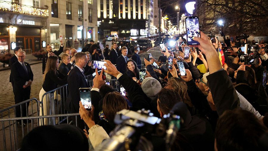 La venezolana Machado desafía la prohibición de viajar y reaparece en Oslo a los gritos de "Viva Venezuela"