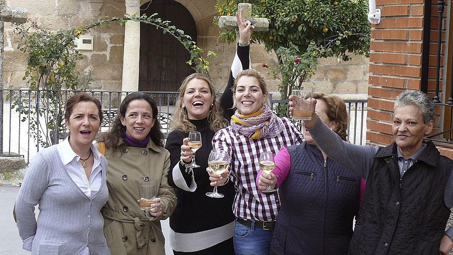 Vecinas de El Gordo, en Cáceres, celebrando el premio Gordo de la Lotería de Navidad en 2012.