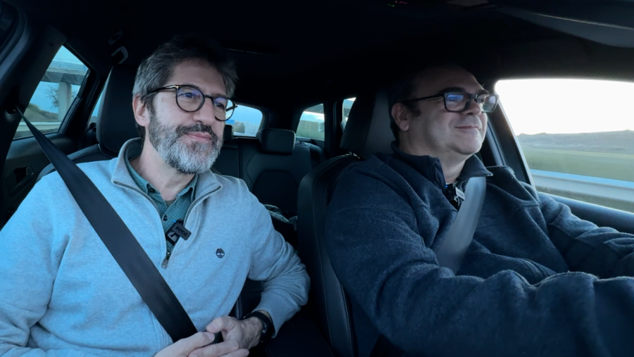 Juanma Cuéllar (izda) y Santi Riesco, periodistas de RTVE NOTICIAS recorriendo la Ruta de las Loterías de Navidad.