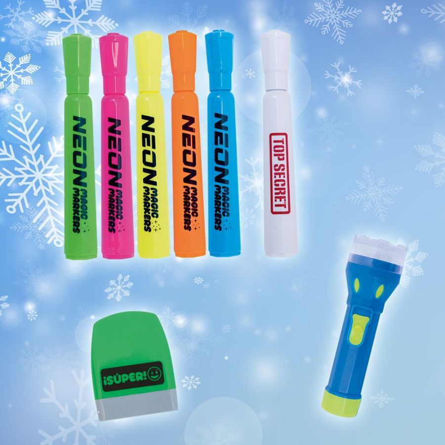La imagen muestra seis marcadores de neón de diferentes colores con la inscripción "NEON MAGIC MARKERS", uno de ellos con la frase "TOP SECRET". Se complementa con un sello verde con la palabra "¡SÚPER!" y una linterna azul con detalles amarillos, todo sobre un fondo con copos de nieve.