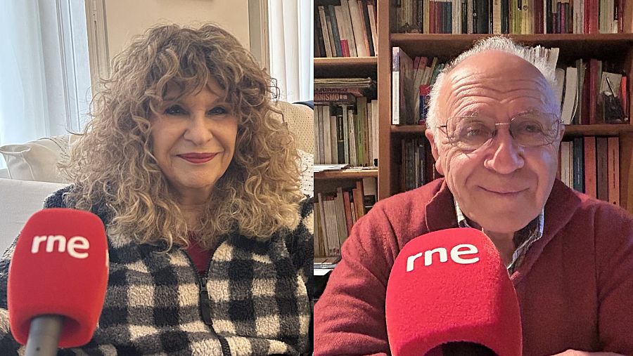 Gioconda Belli y Juan José Tamayo participan en la grabación de un programa. Ambos están sentados frente a micrófonos rojos, con el logo de RNE. Detrás de Tamayo se aprecia una estantería con libros.