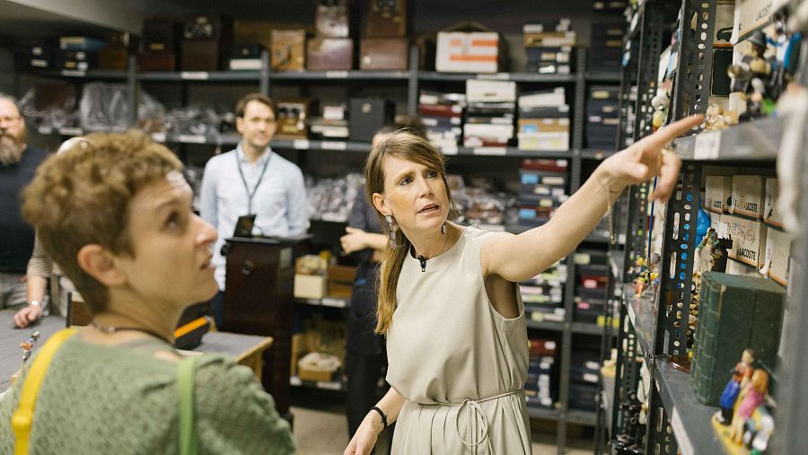 Marina Planas enseñando el Archivo Planas (2025)
