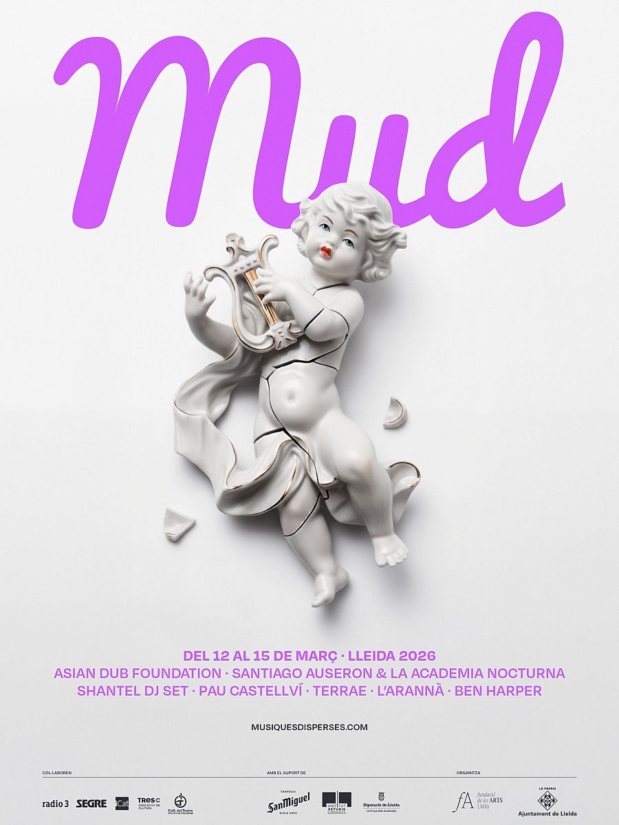 Cartel publicitario del evento "Mud" con el título en letras moradas y una imagen de un ángel de cerámica roto. Se detallan las fechas del evento, los artistas participantes y los logos de los colaboradores.