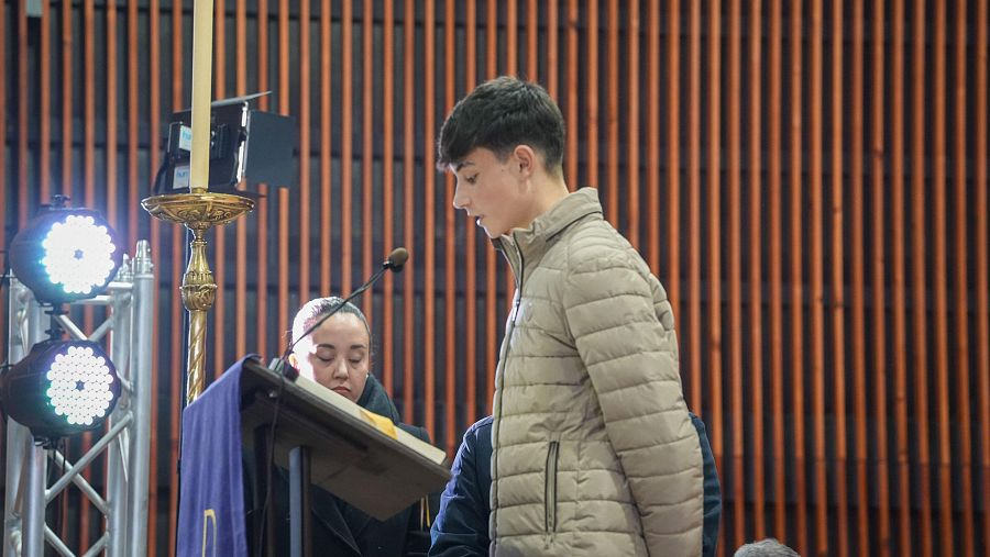 El joven voluntario Julio Rodríguez, que ayudó a muchos pasajeros del accidente ferroviario de Adamuz, participa en a la misa funeral