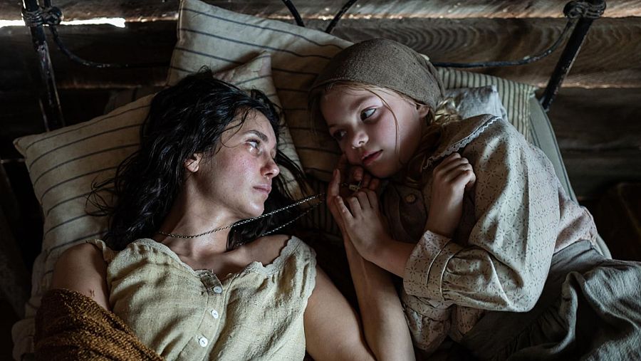 Una joven Angel (la actriz Livi Birch) junto a su madre Mae (Nina Dobrev).