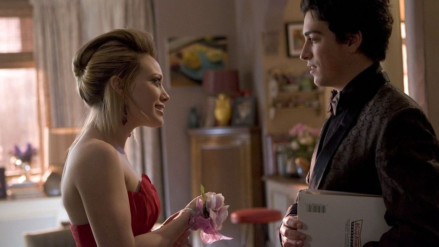 Hilary Duff y Ben Feldman en 'El hombre perfecto'