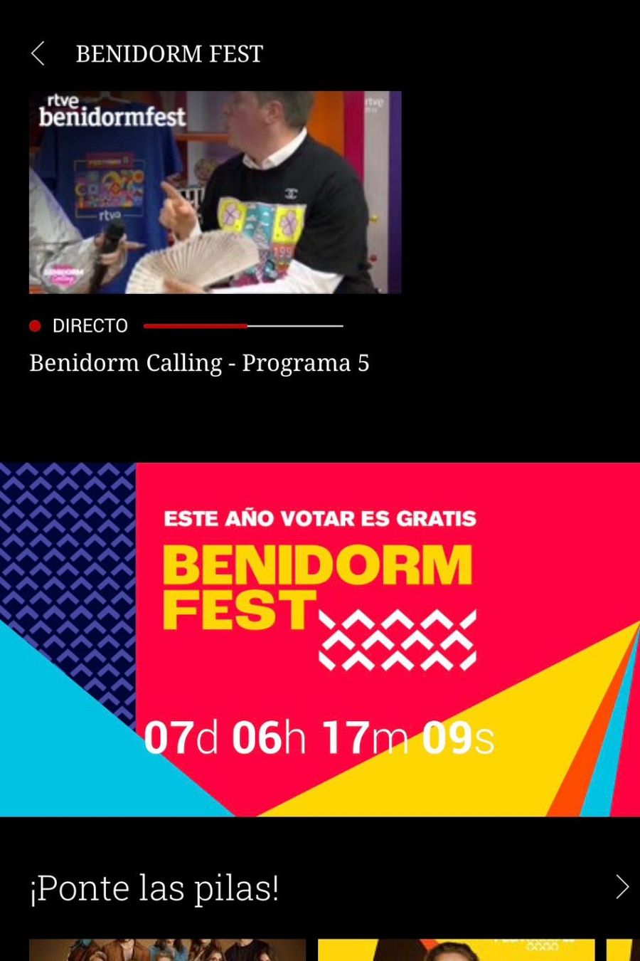 Captura de pantalla de la aplicación, mostrando una transmisión en vivo y un anuncio promocional. En la transmisión, una persona con micrófono y abanico habla frente a la cámara. El anuncio, con fondo rojo, promueve un evento con cuenta regresiva.