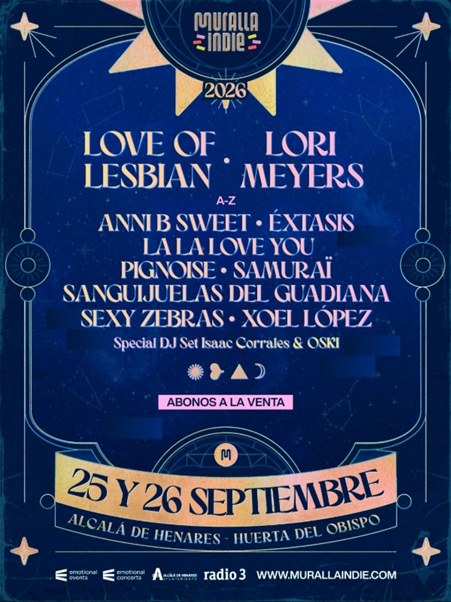 Cartel promocional del festival "Muralla Indie 2026", con un diseño en tonos azules y dorados. Anuncia la participación de diversas bandas y artistas, incluyendo Love of Lesbian y Lori Meyers, y detalla las fechas y el lugar del evento.