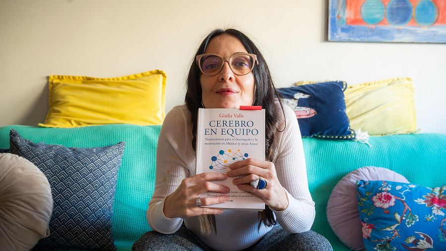 L'artista Giulia Valle ha escrit 'Cerebro en equipo', que vincula la neurociència amb la música.