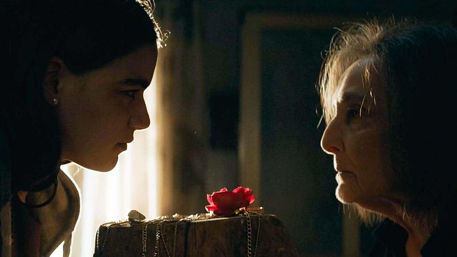 Rosa y su abuela Berta en 'Una femmina. Código de silencio'.