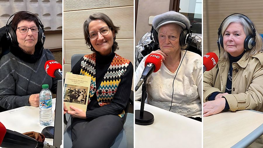 Cuatro mujeres, frente a micrófonos y con auriculares, graban un documental en un estudio de radio. Se observan detalles como gafas, chalecos de punto, gorras y abrigos, junto a un libro y una botella de agua.