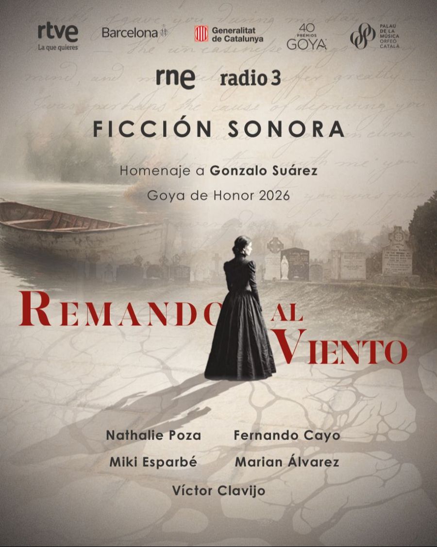 Un cartel promocional anuncia la adaptación radiofónica de "Remando al Viento", con el logo de RTVE y Radio 3. La imagen principal muestra a una mujer de espaldas frente a un cementerio, con el título de la obra y los nombres de los actores destacados.
