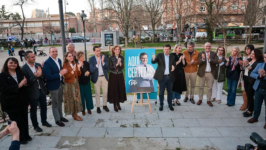 El candidato del PP a la Persidencia de la Junta, Alfonso Fernández Mañueco, a la derecha del cartel de campaña