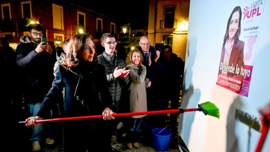 Alicia Gallego, candidata de Unión del Pueblo Leonés (UPL) a la Junta de Castilla y León, durante la pegada de carteles hoy viernes en León dando inicio a la campaña electoral.