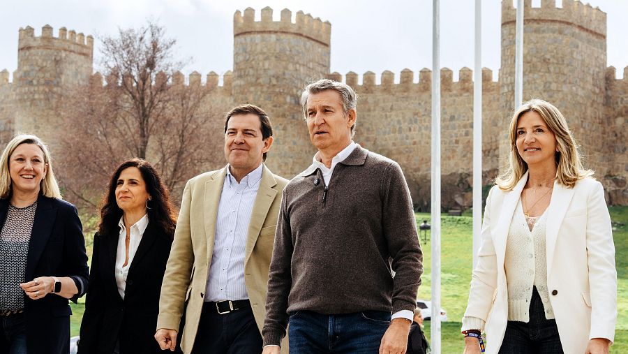 El presidente nacional del partido Popular, Alberto Núñez Feijóo pasea junto a Mañueco en Ávila