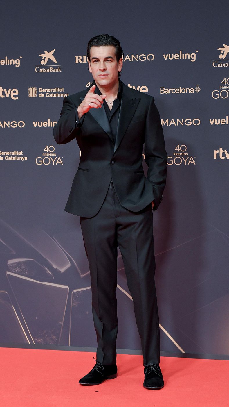 Mario Casas posa en la alfombra roja de los Goya 2026.