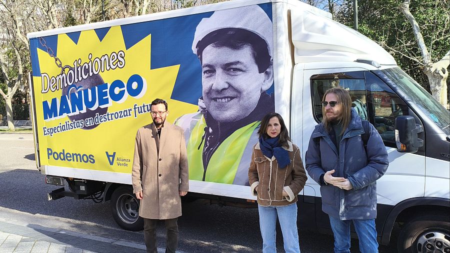 El candidato de Podemos-AV, Miguel Ángel Llamas, junto a la secretaria general de Podemos, Ione Belarra, y el secretario de Organización, Pablo Fernández.