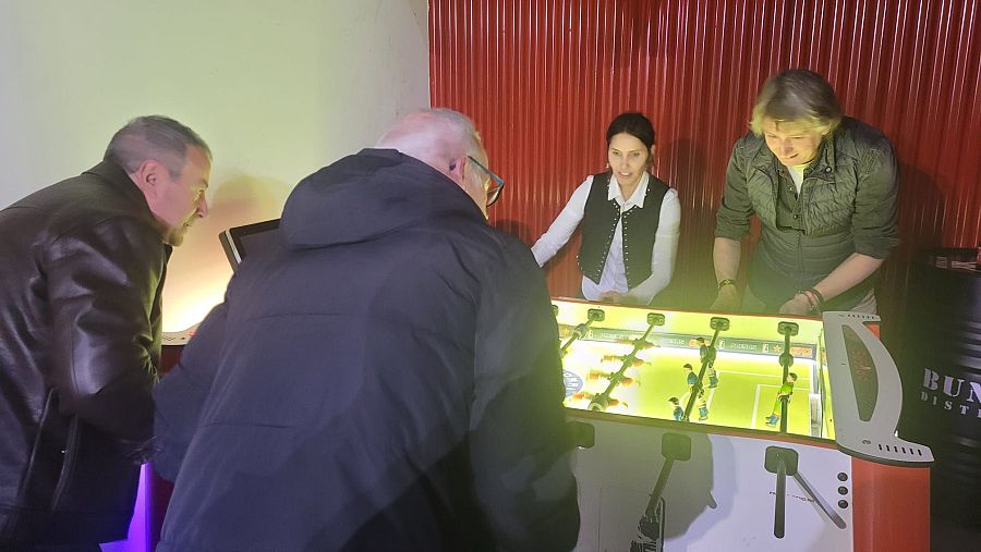 El candidato socialista, Carlos Martínez, jugando al futbolín.