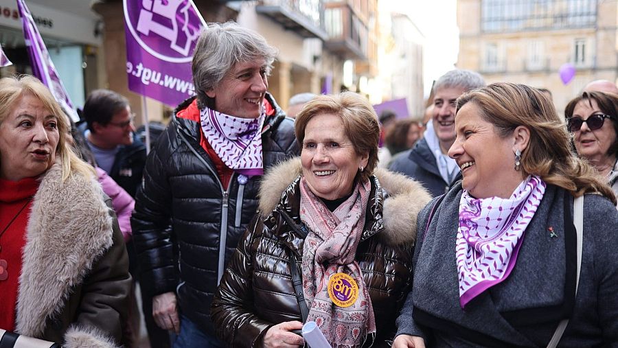 El candidato del PSOE a la Presidencia de la Junta, Carlos Martínez, participa en la concentración del 8M.