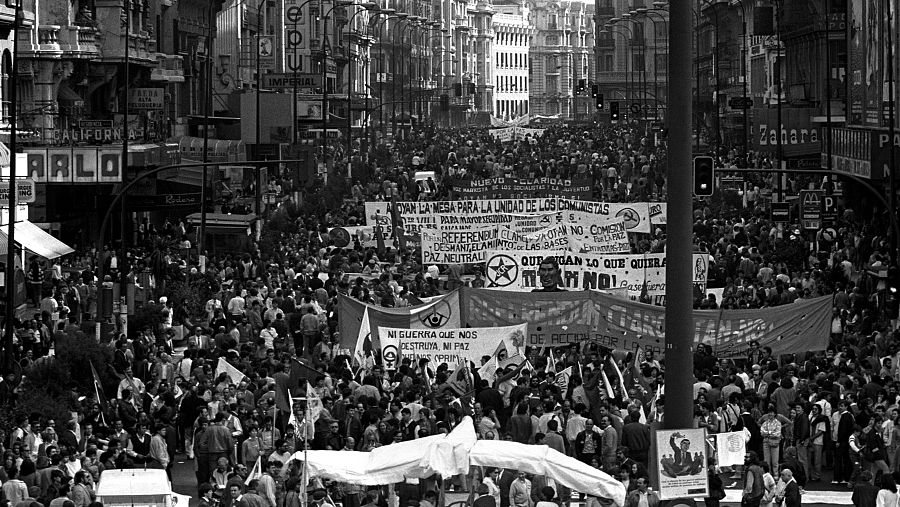 Manifestación celebrada en Madrid para pedir la salida de España de la OTAN y a favor de un referéndum "claro y vinculante", convocada por la Coordinadora Estatal de Organizaciones Pacifistas (CEOP).
