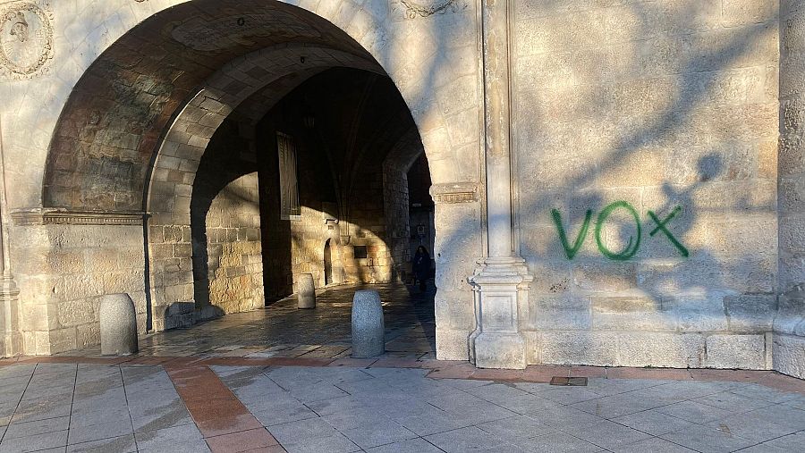 Pintada con la palabra de Vox en el Arco de Santamaría en Burgos