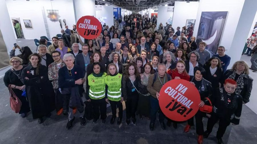 Acto de concentración solicitando la bajada del IVA cultural durante la feria ARCO 2026