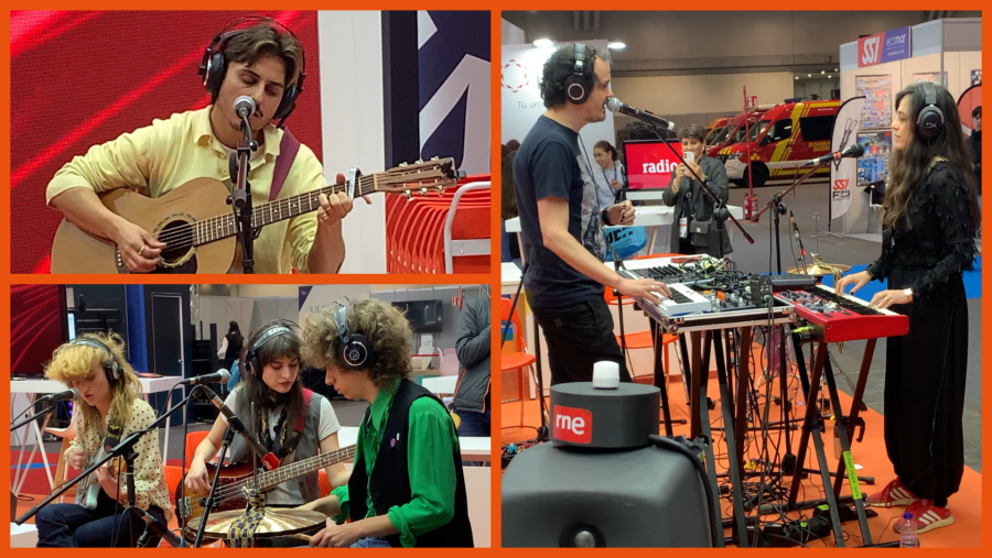 Una actuación musical en un escenario presenta a varios músicos. Un guitarrista con camisa amarilla canta, seguido por dos músicos con teclados y micrófonos, y finalmente, tres músicos con instrumentos, incluyendo guitarra y bajo, todos con auriculares.