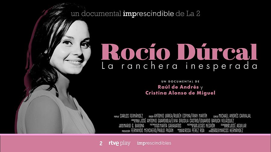 Cartel promocional en blanco y negro con la imagen de una mujer sonriendo. El título del documental, en rosa sobre fondo negro, anuncia "La ranchera inesperada", con el nombre de los directores y los logotipos de los canales de emisión.