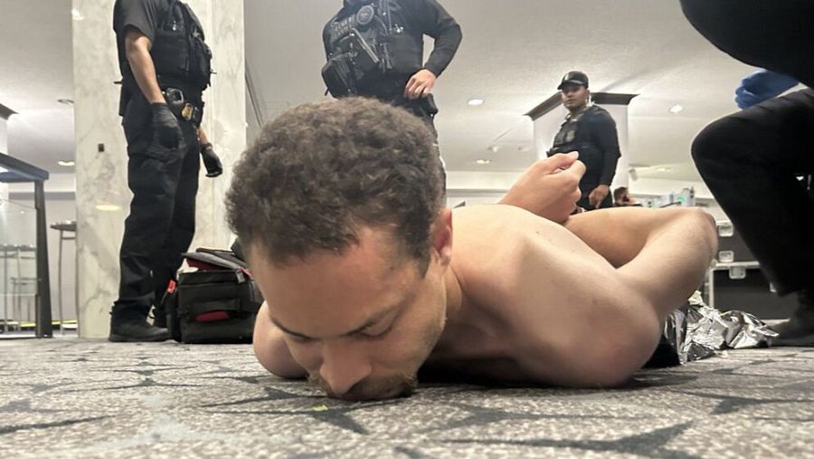 Fotografía difundida en la cuenta oficial @realDonaldTrump de la red social Truth de Donald Trump, donde se muestra al supuesto tirador arrestado por agentes del Servicio Secreto.