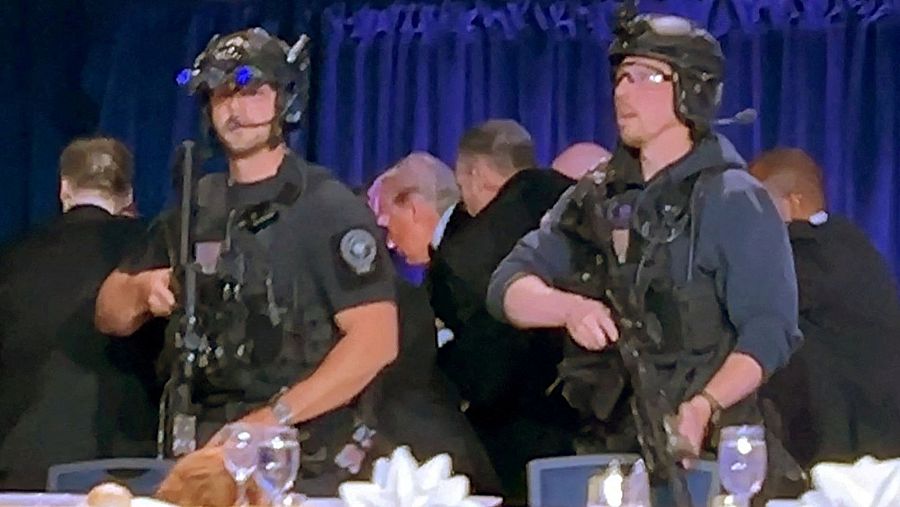 Los agentes escoltan a Trump tras el tiroteo