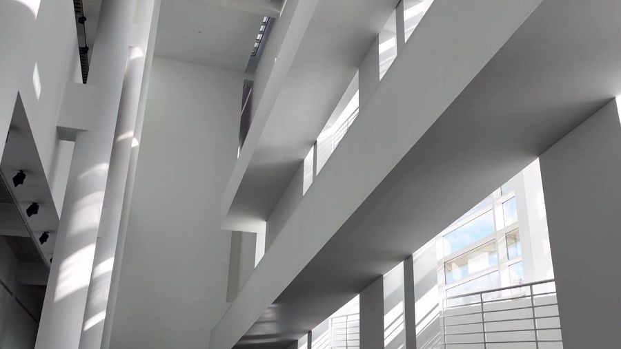 L'arquitectura de Richard Meier es caracteritza pel color blanc, els contrastos i la llum natural.