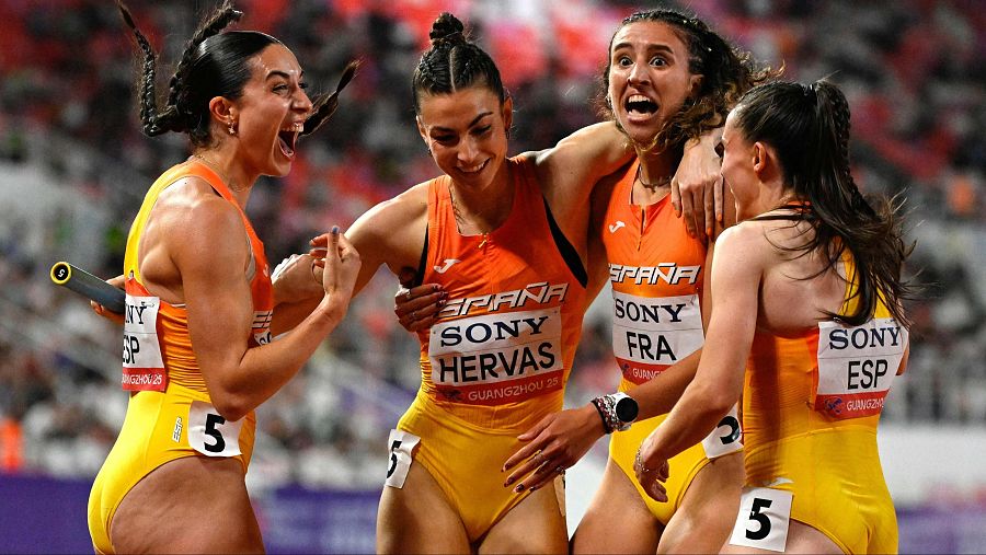Eva Santidrián, Blanca Hervás, Daniela Fra y Paula Sevilla, las Golden Bubbles, estallas de alegría tras ganar en los World Athletics Relays