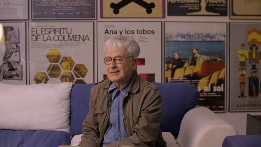 Cruz Novillo junto a sus carteles de cine en 'El hombre que diseñó España'