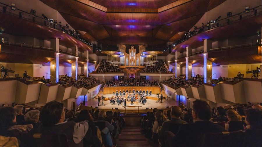 Orquesta y órgano en un auditorio moderno, con público y cámaras de grabación. El evento es parte de 'Los conciertos de La 2'.