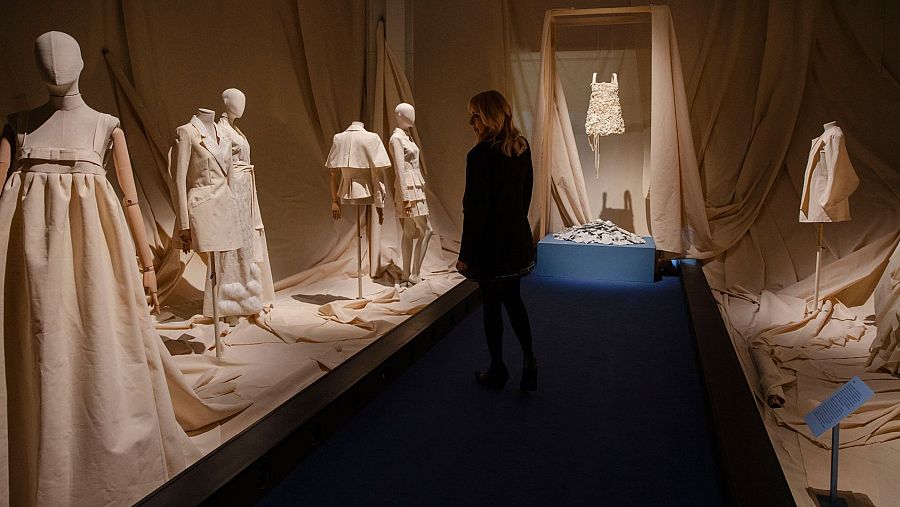 Teresa Helbig expone 30 años de moda en el Museo del Traje