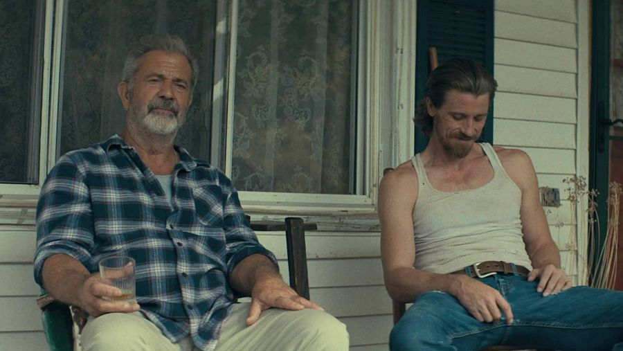Mel Gibson y Garrett Hedlund, en un fotograma de 'Caminos desesperados'.