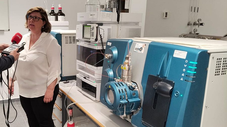Goria Muñoz, directora del Laboratorio de Control del Dopaje del Instituto de Salud Carlos III, es entrevistada en un laboratorio con equipos tecnológicos y un micrófono de RNE.