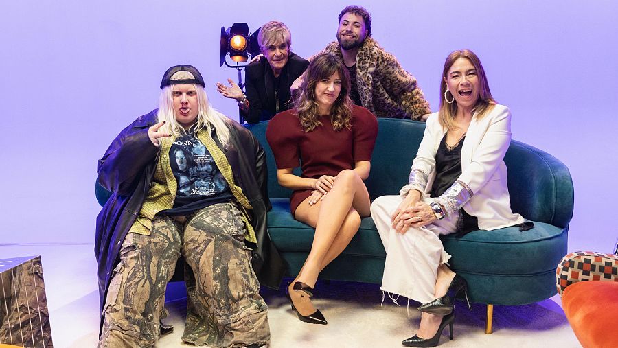 Samantha Hudson, Boris Izaguirre, Ana Rujas, Javier Calvo y Valeria Vegas posan sonrientes en un estudio. Samantha hace un gesto de 'cuernos' y saca la lengua, mientras Valeria sonríe ampliamente.