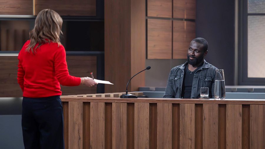 Ana Pardo de Vera interroga al actor Malcolm Treviño-Sitté en el plató de 'El juicio'.