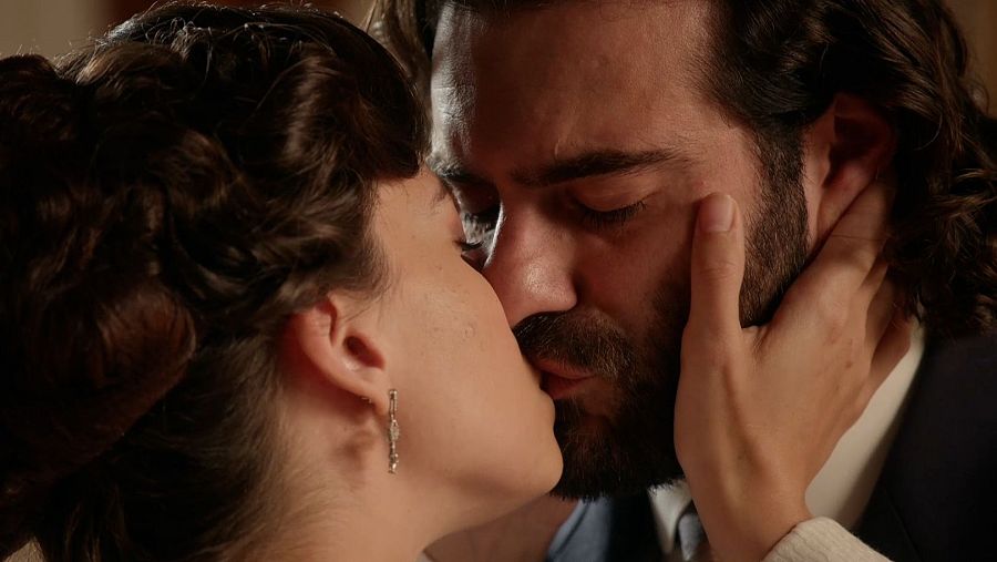 La Promesa: Martina declara su amor a Adriano