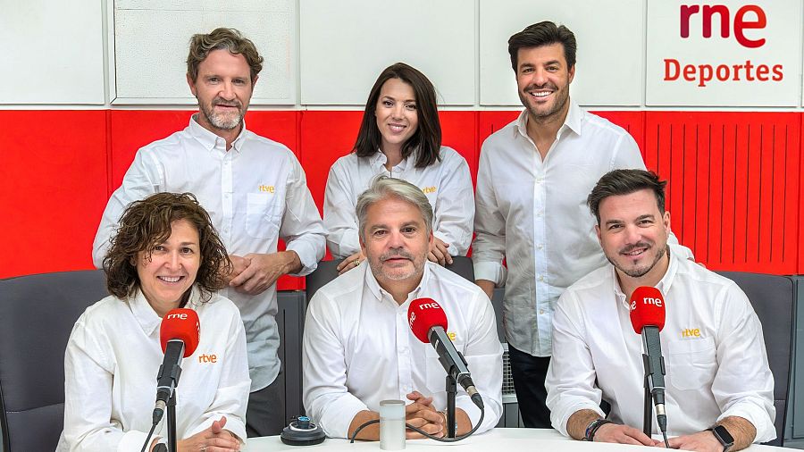 Seis personas, tres hombres y tres mujeres, posan en un estudio de radio con camisas blancas de "rtve". En primer plano, tres sentados con micrófonos, y tres de pie detrás. Fondo rojo y blanco con "rne Deportes".