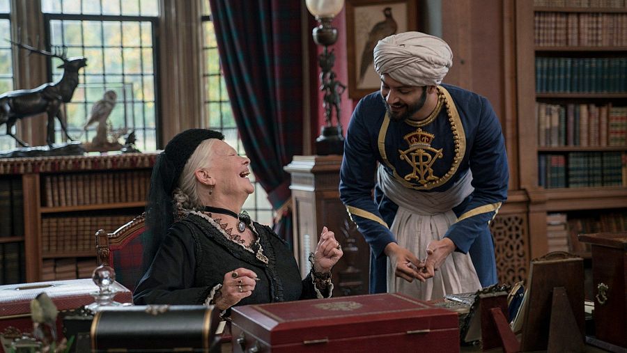 Judi Dench y Ali Fazal en 'La reina Victoria y Abdul'