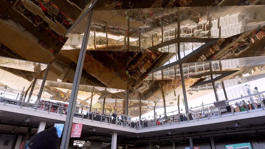 Per què hi ha una coberta de miralls als Encants de Barcelona?