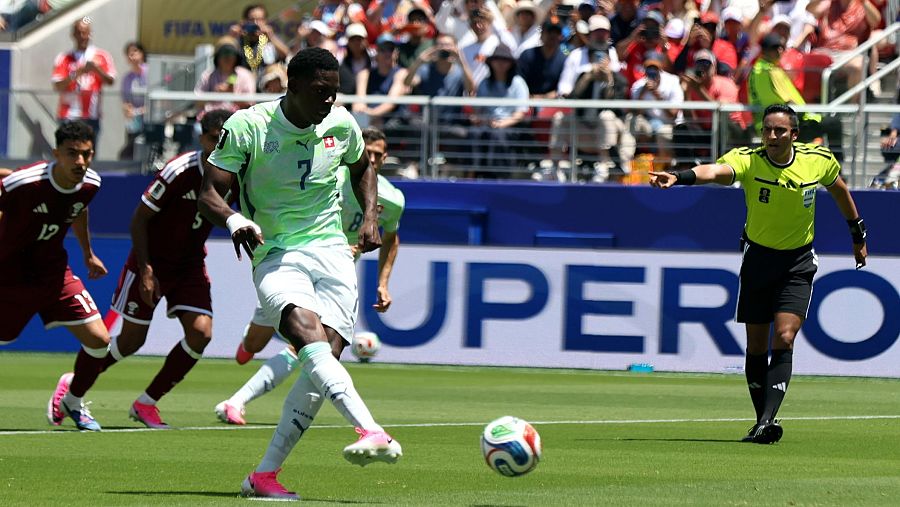 Embolo marca de penalti el primer gol de Suiza